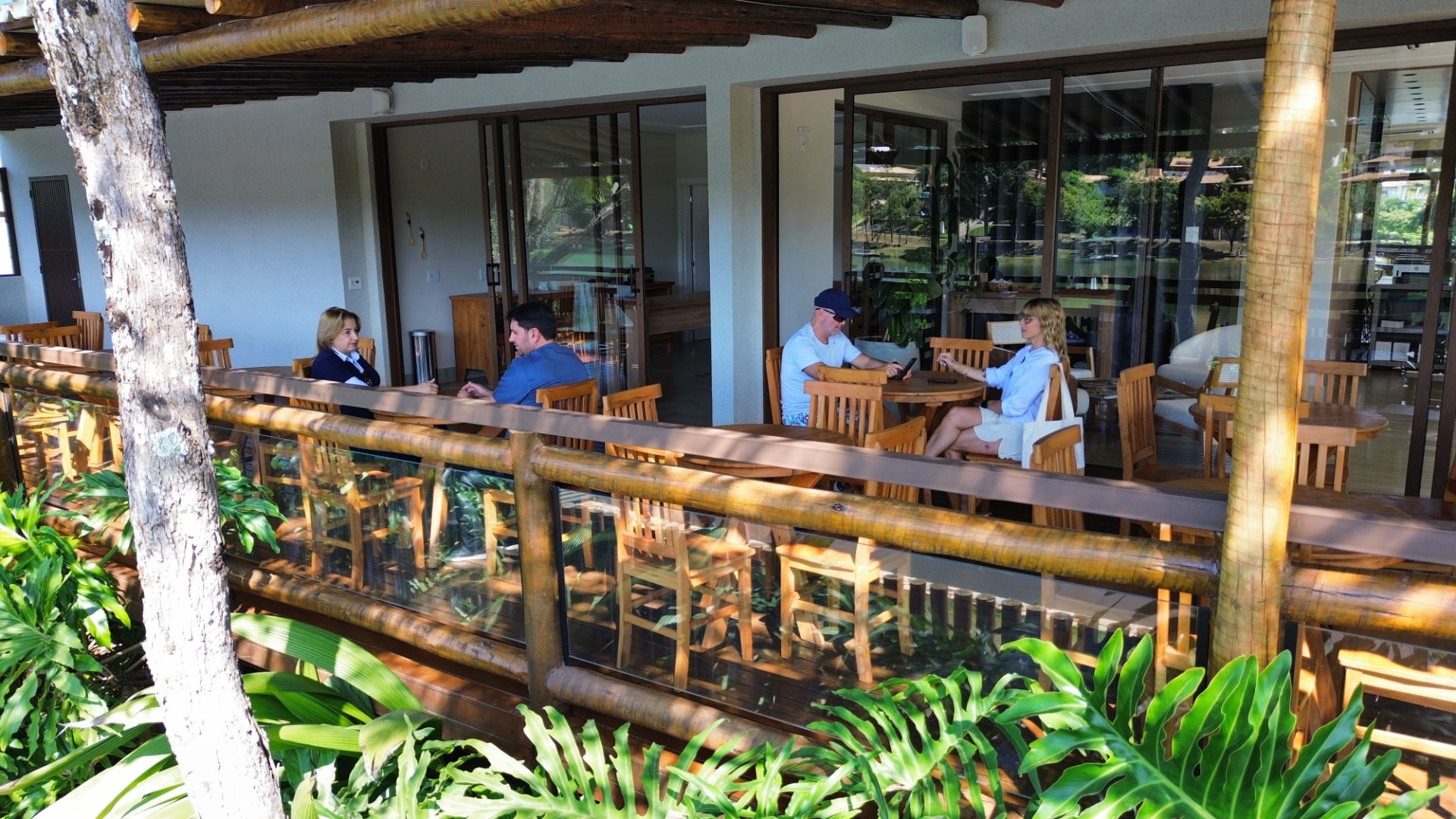 Deck do restaurante do Píer 135 com vista para o lago