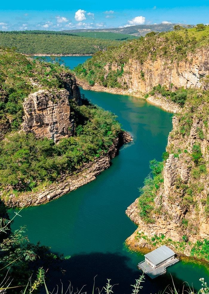 Cânions de Furnas com águas esverdeadas em Capitólio MG