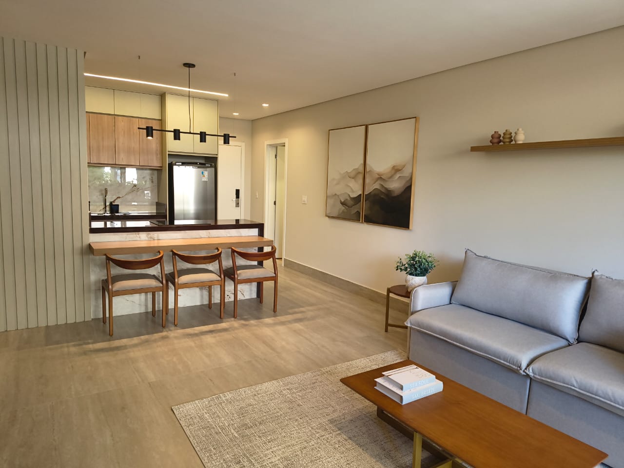 Cozinha completa e sala do apartamento de 2 suítes do Píer 135