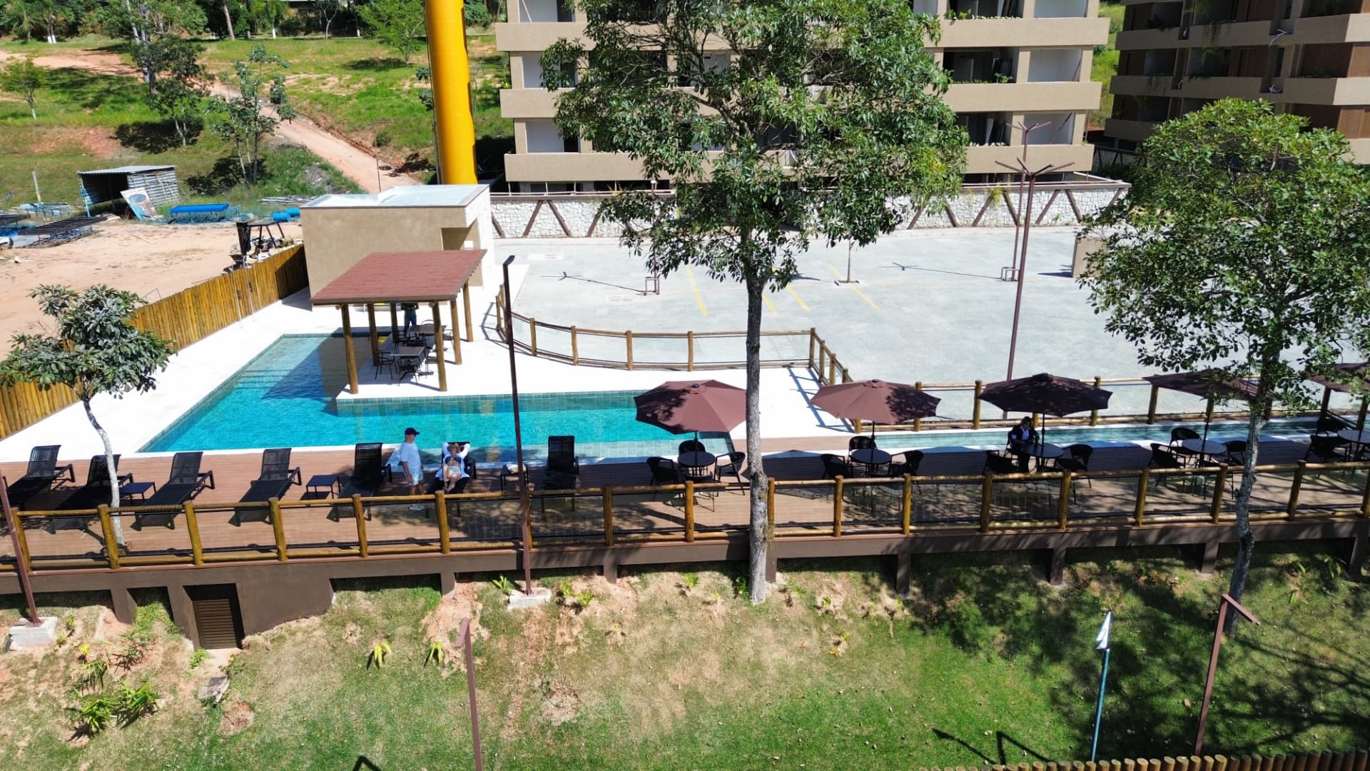 Piscina e deck com espreguiçadeiras e guarda-sóis do Píer 135