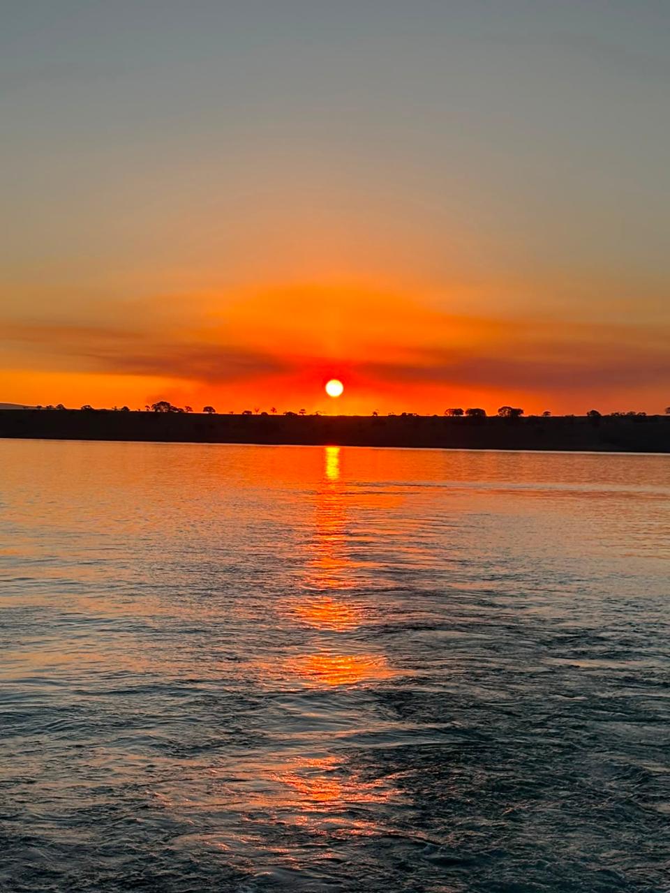 Pôr do sol alaranjado sobre o Lago de Furnas